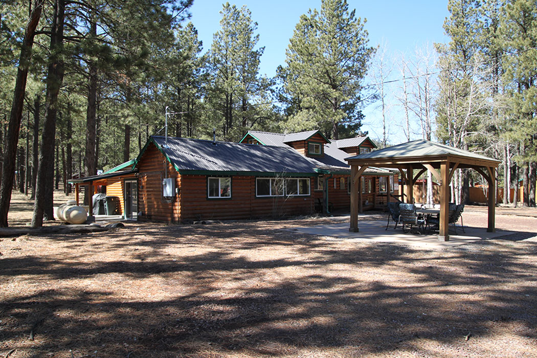 Big 10 lodge cabin front